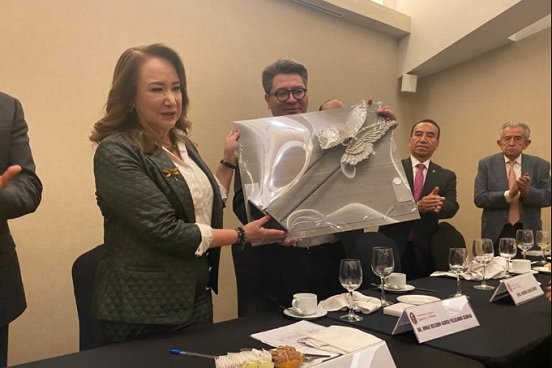 Reconocen a Ministra Yasmin Esquivel con alas del Consejo Nacional de Abogacía