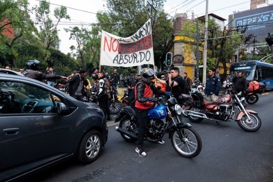 Motociclistas se manifiestan frente a Semovi por nuevo reglamento