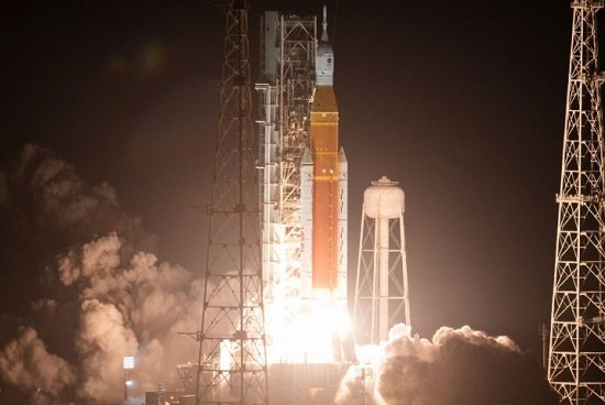La NASA lanza con éxito megacohete a la Luna del programa Artemis