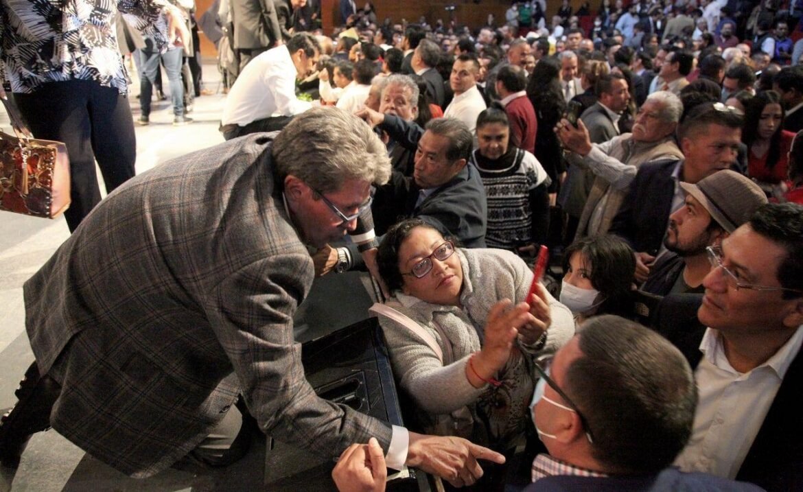 Ricardo Monreal se impone ante gritos de grupúsculo en evento en Hidalgo