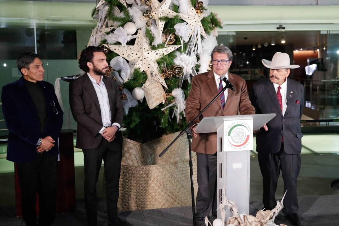 Ricardo Monreal enciende Árbol de Navidad en el Senado