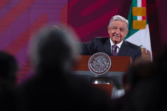 AMLO insta a no ser manipulados por grupos ante la entrega de juguetes y despensas