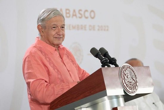 AMLO defiende a la ministra Yasmin Esquivel y descalifica a Guillermo Sheridan