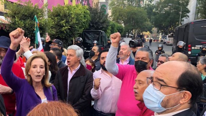 Plan B una señal negativa para México; Monreal debe definirse