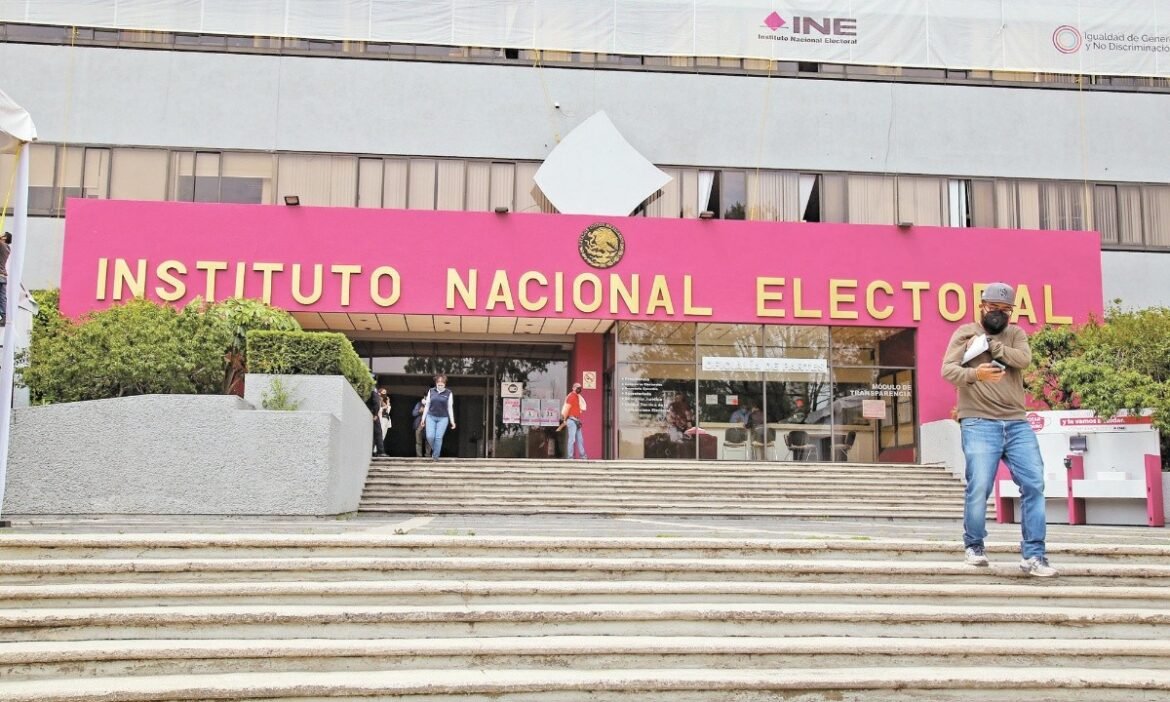 El INE viola la Constitución, pero seguirá vigilando pese a quien le pese