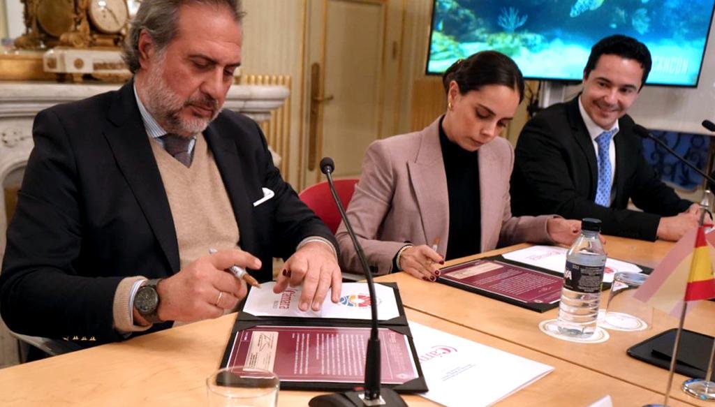 Firma Ana Patricia Peralta nacuerdo de colaboración con la Cámara de Comercio, Industria y Servicios de Madrid