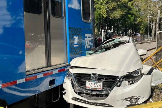 Conductor intentó ganar el paso a Tren Ligero; restablecen servicio