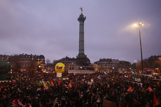 Francia se paraliza con protesta masiva contra la reforma de pensiones de Macron