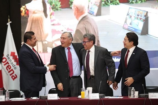 Monreal recibe a Adán Augusto López, Sheinbaum y Ebrard en plenaria de Morena