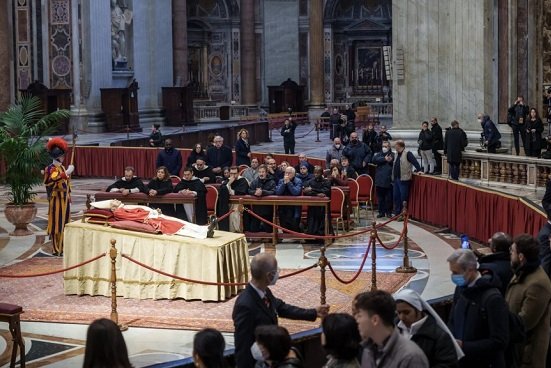 Miles de fieles despiden a Benedicto XVI en la basílica de San Pedro