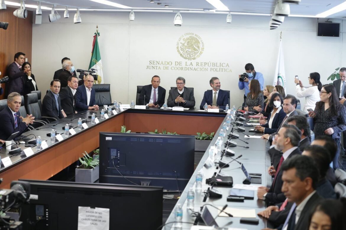Se reúnen coordinadores parlamentarios con consejeros del INE; fue un encuentro sobrio: Monreal
