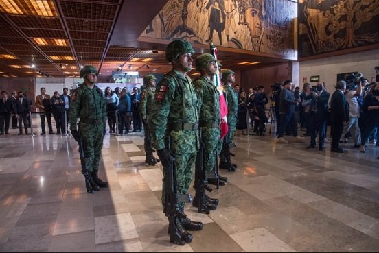 Justifica Sedena que bandera es escoltada con armas por símbolo máximo de respeto