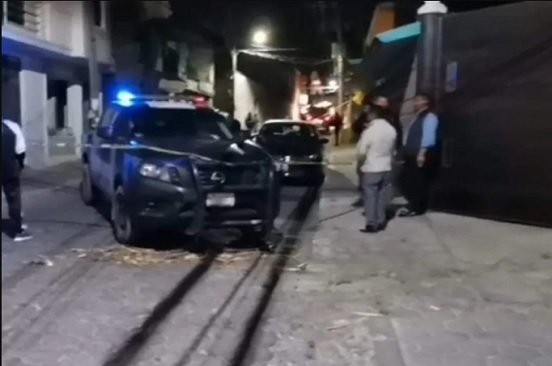 Hombre pasea cuerpo de mujer sin vida en una carretilla en Tenancingo
