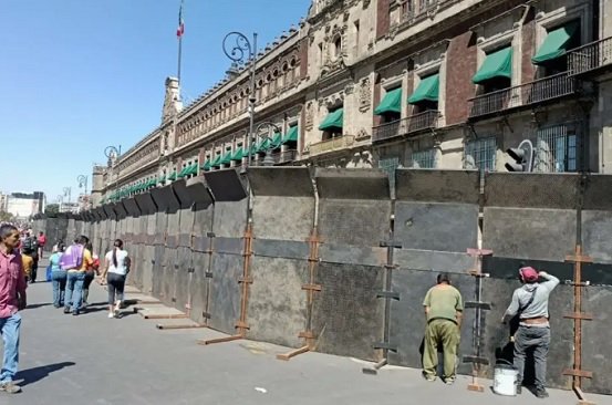 Colocan muro metálico en Palacio Nacional por marcha en defensa del INE