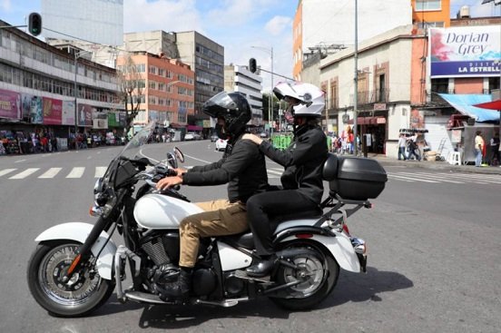 Por tráfico en la libre a Cuernavaca, Sheinbaum llega en moto a Topilejo