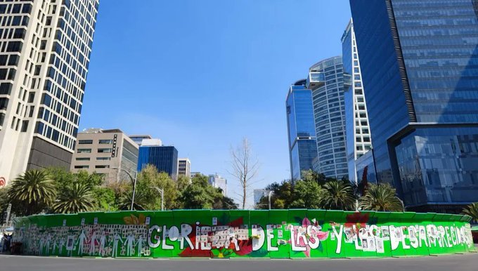 Retiran ahuehuete de Glorieta de Reforma