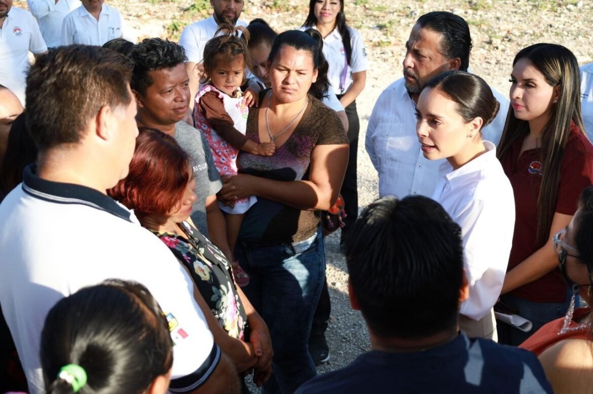 Convive Ana Patricia Peralta con alumnos de telesecundaria
