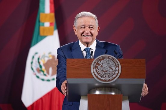 AMLO "truena" por Plan B, pero dice que es moralmente validó que presidenta sea de Morena