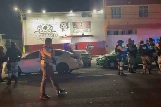 Grupo armado ejecuta a 9 en bar; hay 10 heridos