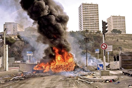 Pese a protestas, aprueban en Francia reforma a pensiones