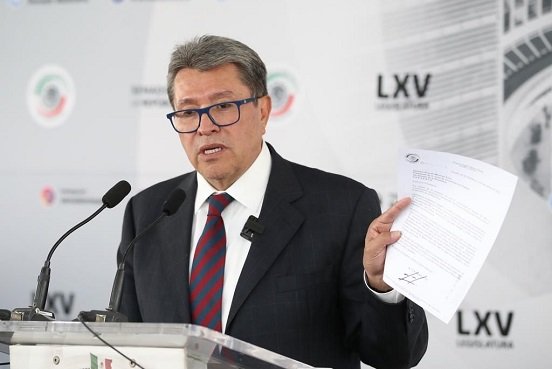 Tras calificar de cuestionable y falto de credibilidad el reporte del Departamento de Estado y las declaraciones de funcionarios y legisladores norteamericanos, Ricardo Monreal destacó que ahora, como nunca antes en nuestro país, está plenamente garantizado el derecho a la libre expresión. En un texto publicado en Twitter, el senador recordó que el Ejecutivo federal ha sostenido reuniones con legisladores de EU, y se determinó continuar trabajando de manera conjunta para enfrentar los problemas comunes; de ahí que resulte cuestionable el reporte del Departamento de Estado de ese país. Es cuestionable el reporte sobre prácticas de derechos humanos 2022 emitido por el Departamento de Estado del vecino país del norte, en el que se señala que en México los periodistas deben recurrir a la autocensura por temor a represalias gubernamentales y grupos criminales transnacionales, expuso. El senador rechazó lo que dice el reporte, en el sentido de que varios políticos, entre ellos el presidente de México, desacreditaron y criticaron públicamente a reporteros, con el fin de presentarlos como parciales, partidistas y corruptos.