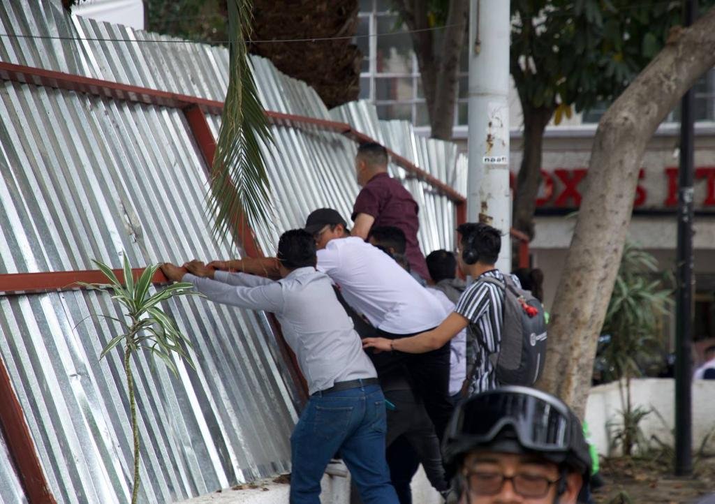 Gobierno de la CDMX tira vallas que Sandra Cuevas colocó por remodelación.