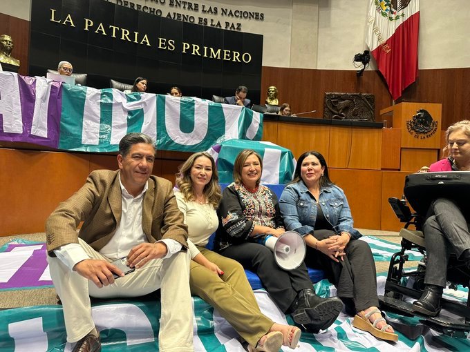 Oposición toma tribuna del Senado por nombramiento de consejero del INAI