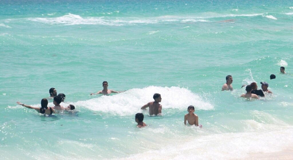 Intenso mantenimiento de las playas públicas en Cancún