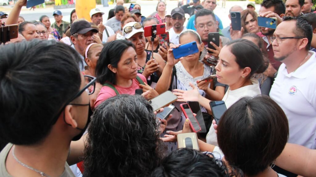Atiende Ana Patricia Peralta a ciudadanos de colonias no municipalizadas