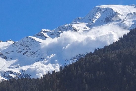Cuatro muertos y varios heridos deja avalancha en los Alpes franceses