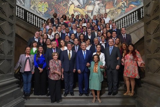 AMLO se reúne con senadores de Morena en Palacio Nacional