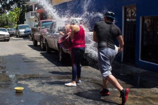 Sábado de Gloria deja un joven arrestado en CDMX por desperdiciar agua