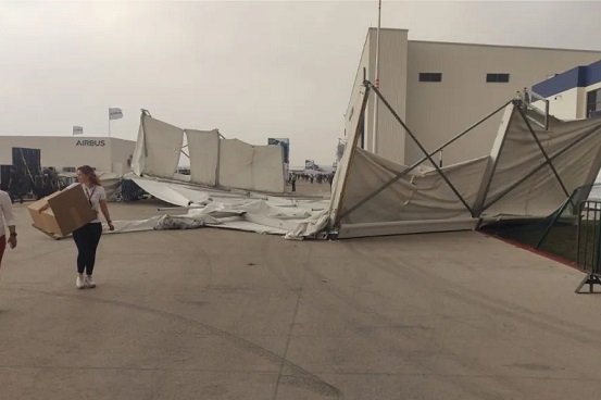 Diez lesionados tras colapsar espectacular en feria aeroespacial en Santa Lucía