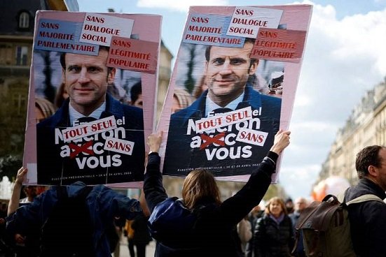 Macron promulga su impopular reforma de las pensiones en Francia pese a las protestas