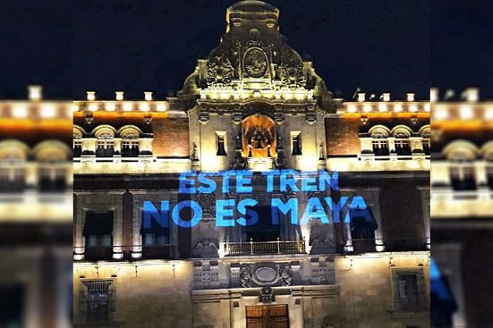 Proyectan mensajes contra Tren Maya en Palacio Nacional