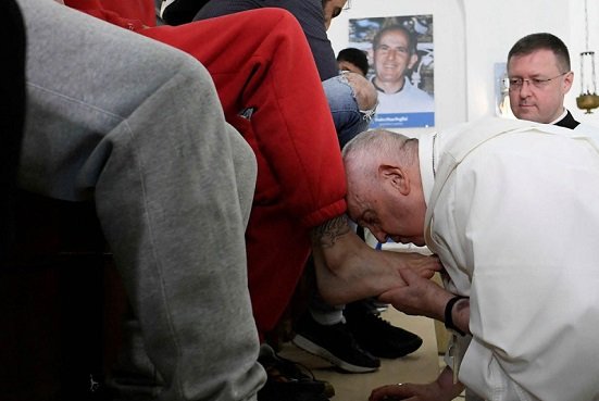 Papa Francisco lava pies a doce jóvenes en ritual de Jueves Santo