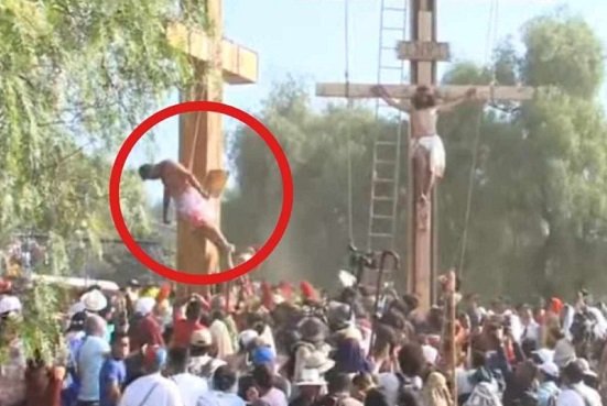 Se desmaya en la cruz actor de Dimas en Pasión de Cristo en Iztapalapa