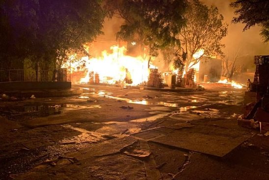 Incendio quema una zona de tarimas de la Central de Abasto