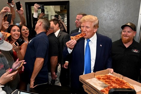 Trump regala pizza a sus simpatizantes y lo condenan en redes