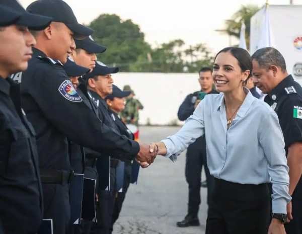 Promueve Ana Patricia Peralta honradez, profesionalismo y eficiencia en policías graduados