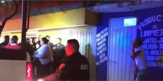 Asaltan Oxxo en GAM, mujer llora por ladrón fallecido