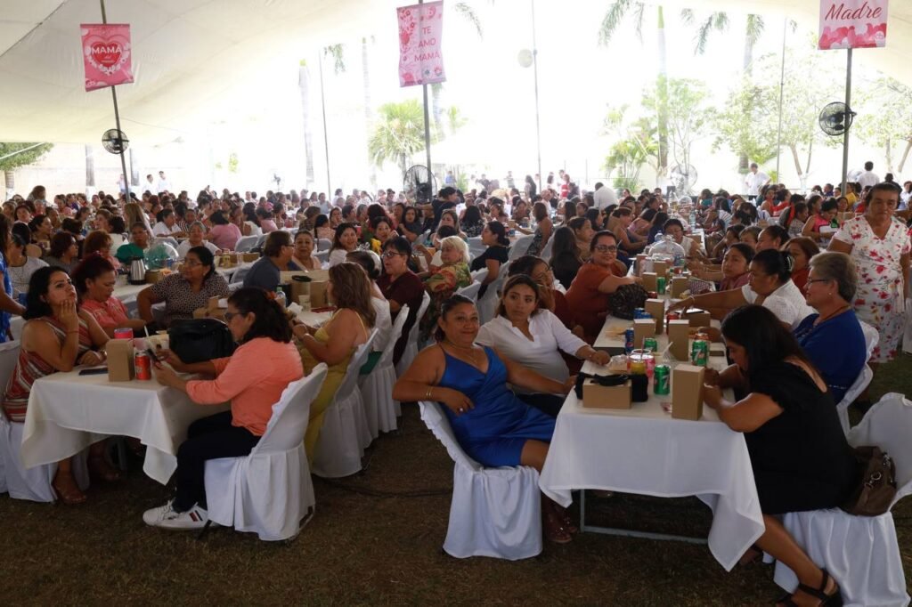 Ana Patricia Peralta unida con las madres trabajadoras del sindicato del ayuntamiento