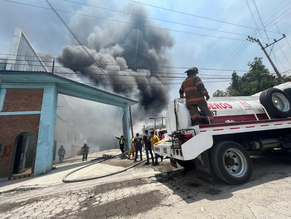 Bomberos de Ecatepec sofocan incendio en fábrica de pinturas; no hay lesionados