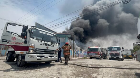 Bomberos de Ecatepec sofocan incendio en fábrica de pinturas; no hay lesionados