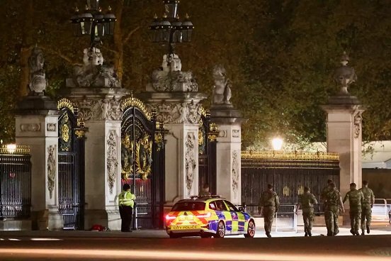 Un hombre es arrestado por arrojar supuestos cartuchos de escopeta a Buckingham