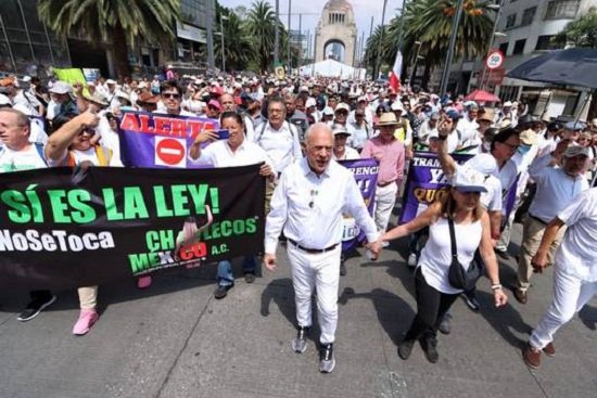 Marchan dos mil personas en defensa de la SCJN