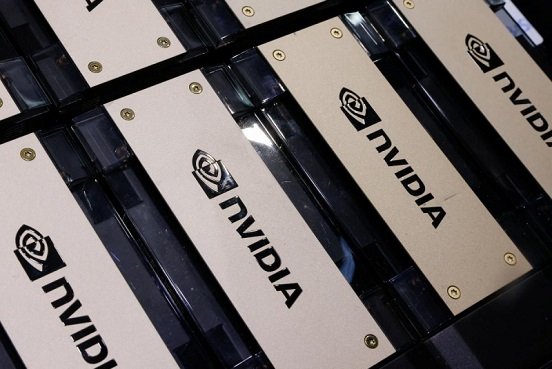 Nvidia se une al "club de los billonarios"; acciones suben por demanda de IA