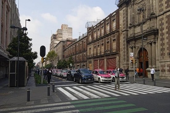 Denuncian taxistas abusos y violencia económica de Claudia Sheinbaum