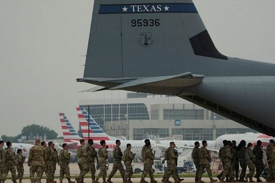 Gobernador de Texas envía helicópteros a frontera con México para contener a migrantes