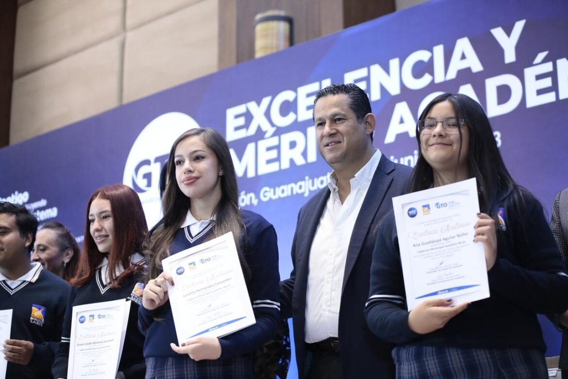 Entrega Gobernador reconocimientos a la Excelencia y Mérito Académico 2023